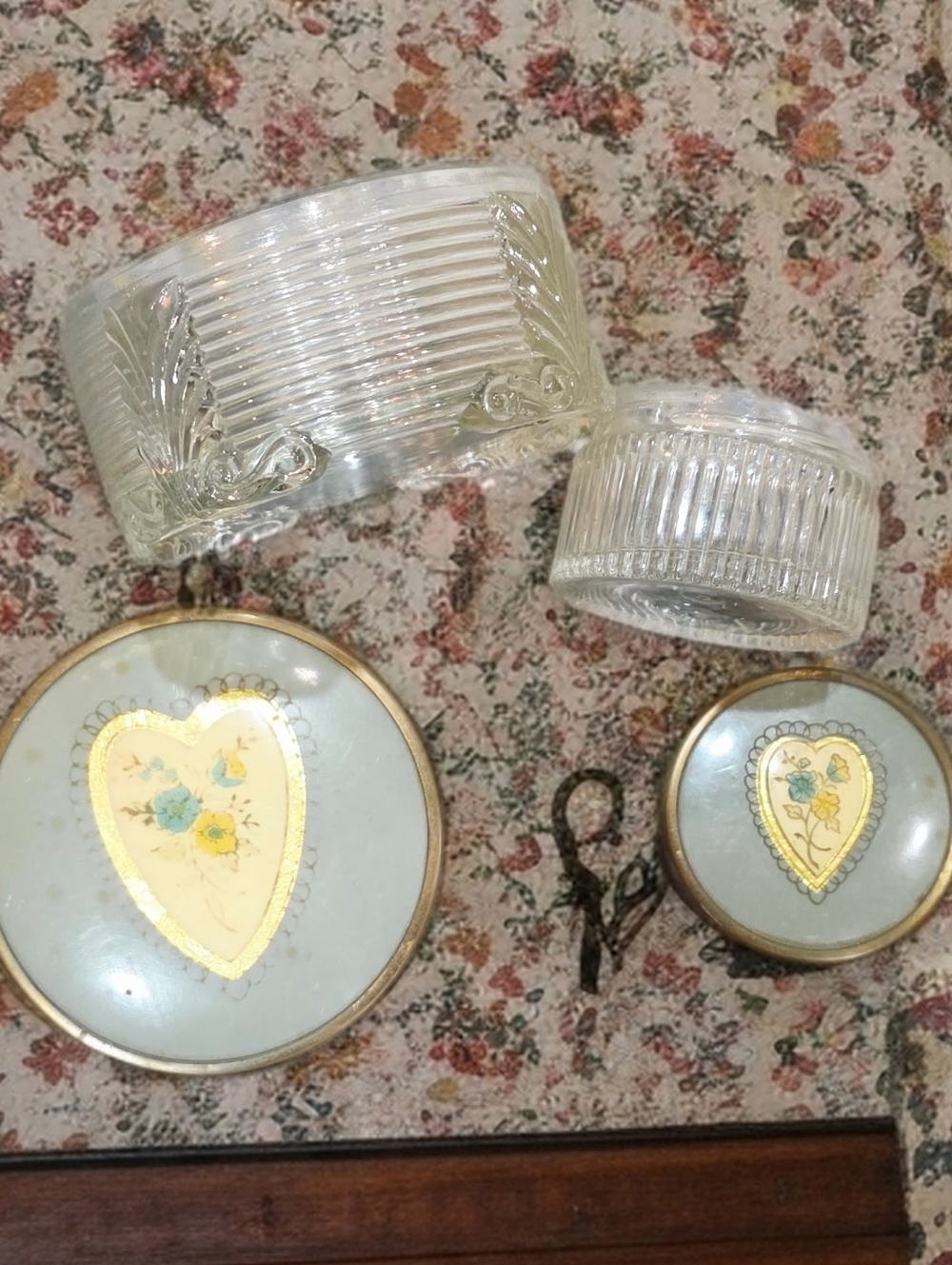 Vintage Art Deco Ribbed Glass Vanity Jars - Set of 2, Floral Heart Lid - Picture 3 of 6